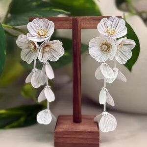 Kate Middleton Elegant White Floral Earrings